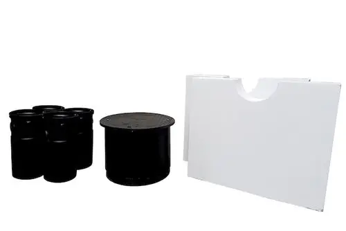 Schwarze Fässer und ein schwarzer Behälter, daneben eine weiße Wand. Produkte von Roth, geeignet für Lagerung oder Auffangsysteme.